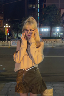 少妇把腿扒开让我添69号线式