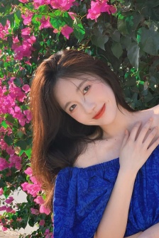 宝宝把腿抬起来靠墙上C